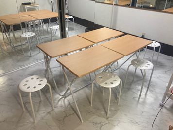 テーブル4台、椅子6台あり、会議できます。 - レンタルスタジオSunny 池袋2号店の室内の写真