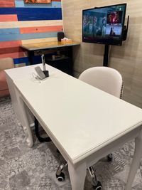 テーブル・モニター・Appletv - レンタルスペース/サロン/イベント/物販/wi-fi スキマ時間活用ビジネススペースの設備の写真
