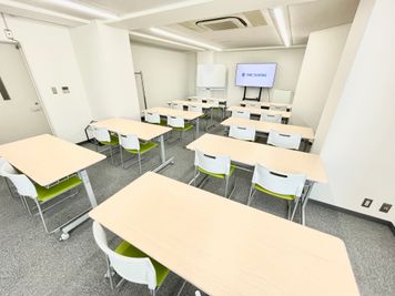 【新品の机や椅子が綺麗で快適な会議室】 - TIME SHARING 名古屋 3Aの室内の写真