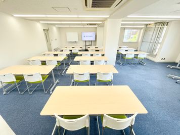 【新品の机や椅子が綺麗で快適な会議室】 - 【閉店】TIME SHARING 名古屋 【閉店】3Bの室内の写真