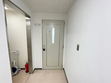 【エレベーターで3階に上がり、廊下を突き当りまで進むと会議室入口があります】 - TIME SHARING 名古屋 3Bの入口の写真