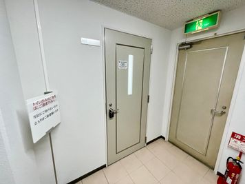 【エレベーター横の非常階段もお使いいただけます】 - TIME SHARING 名古屋 3Bの設備の写真