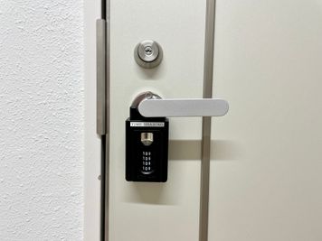 【ドアノブについている黒いキーボックスから鍵を取り出してご入室いただきます】 - TIME SHARING 名古屋 3Bの入口の写真