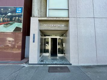 【正面入口_「OFFICE FORUM」のサインが目印です】 - TIME SHARING 名古屋 3Bの外観の写真