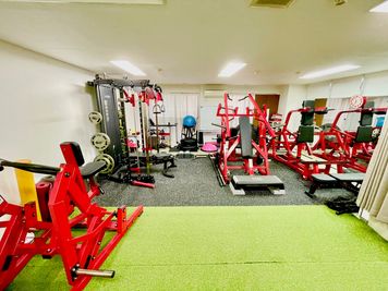 パーソナルトレーニングでも個人トレーニングにも贅沢なジム！ - Success Fitness 完全個室×本格マシンのレンタルジムの室内の写真