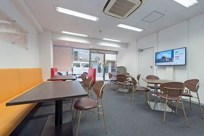 個室ではなくオープンラウンジになります。 - 東京アントレサロン 4名会議エリアの室内の写真