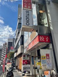 アーティストフォトスタジオ四谷 激安駅チカ幅11m3面R白ホリ＿スモーク大音量クロマキー可能の室内の写真