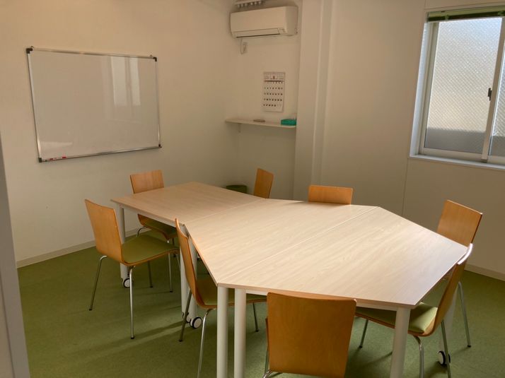 シンプルなお部屋です。
大人英会話の教室としてよく利用してます - レンタルスペース　メイプルリーフ南鶉 BEAVER（ビーバー）ルームの室内の写真