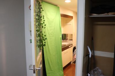 タオルや備品などを隠すための緑カーテン - レンタルサロンえむ レンタルサロン所沢えむの室内の写真