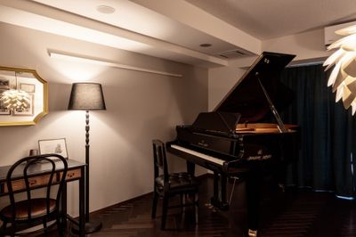 東京音楽堂  日本橋ピアノサロンの室内の写真