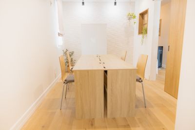 2F 会議やレッスンにも使えるテーブルが常備されてます。 - こどもとmanabo 保育付きレンタルスペースの室内の写真
