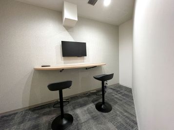 正面左側の会議室です。 - Colony#15高田馬場 【ステージ/控室2部屋完備】交流・セミナー・イベントスペースの室内の写真
