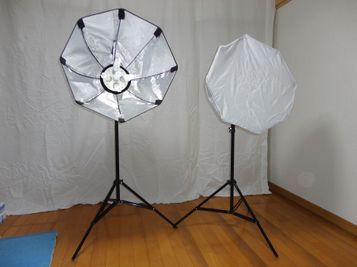 ５灯ソケット　三脚タイプ×２台 - サンライズ企画　向山スタジオ 個室レンタルスタジオの設備の写真
