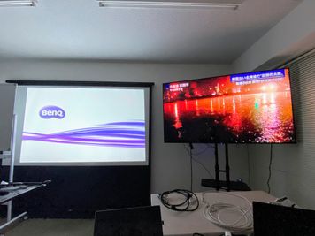 プロジェクターとテレビを同時接続すると大迫力です。
セミナー、会議に最適です。 - ブルースペース上野駅前4A&4B(2部屋あり） 4A(401) 撮影スタジオの設備の写真