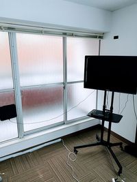 32インチテレビです。地上波も一部移ります。FireTVもさしてあるため、様々な動画閲覧可能！ - ブルースペース上野駅前4A&4B(2部屋あり） 4B(402) 貸し会議室の設備の写真