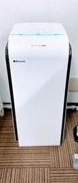 スウェーデンメーカーのBlueAir製の高性能空気清浄機。
医療現場やホテル等で利用実績あり。
0.03μmまでのウイルス超微粒子を99%以上除去できます。 - ブルースペース上野駅前4A&4B(2部屋あり） 4B(402) 貸し会議室の設備の写真