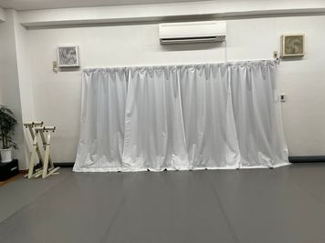 カーテンを白に変えました - 横浜 TO BE STUDIO ダンスレッスンフロアの室内の写真