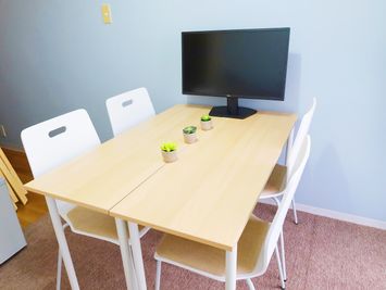 机、椅子、モニター - TEAM MEETING I SHIBUYA 貸し会議室、レンタルスペース、6名利用可の室内の写真