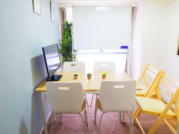 6人掛け - TEAM MEETING I SHIBUYA 貸し会議室、レンタルスペース、6名利用可の室内の写真