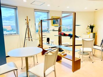 コミュニティスペース - シェアスペース&コワーキング岡町 貸し会議室（期間限定）の室内の写真
