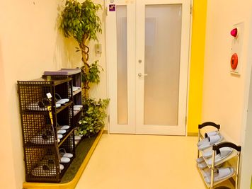 入り口 - シェアスペース&コワーキング岡町 貸し会議室（期間限定）の室内の写真