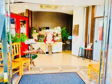ビルエントランス - シェアスペース&コワーキング岡町 貸し会議室（期間限定）の入口の写真