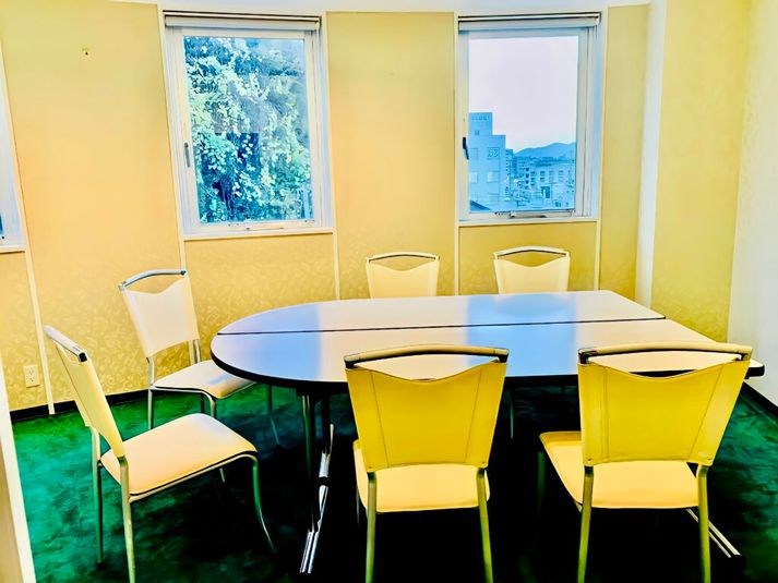 貸し会議室 - シェアスペース&コワーキング岡町 貸し会議室（期間限定）の室内の写真