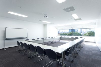 大阪会議室 ツイン21MIDタワー会議室 5会議室（4階）の室内の写真