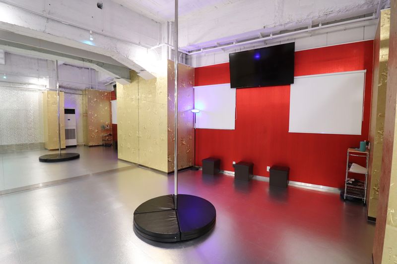 【Fスタジオ】平日午前中半額♪【ポールダンス】 - スタジオ&オフィス メビウス