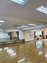 スタジオ内観。鏡のカーテンを開けた状態。 - 西日本ダンスアカデミー レンタルスタジオ・レンタルスペース・貸し会議室の室内の写真
