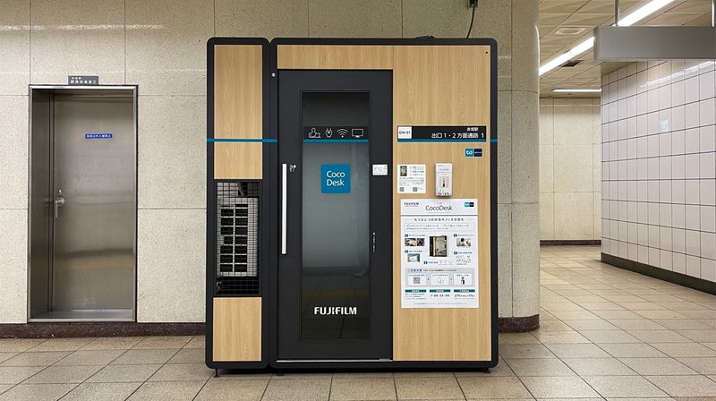 [OW-01] 赤坂駅　出口1・2方面通路　１番ブースの外観 - CocoDesk [OW-01] 赤坂駅　出口1・2方面通路　１番ブース CocoDesk [OW-01]の室内の写真