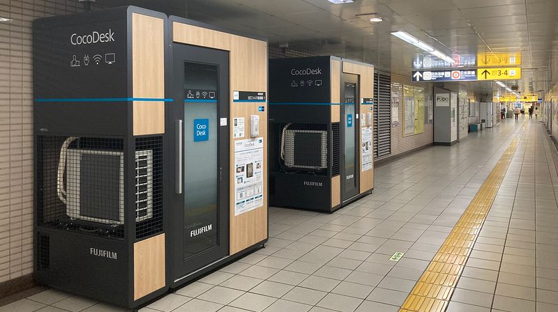 [UI-01] 東銀座駅　出口3-6方面通路　１番ブースの外観 - CocoDesk [UI-01] 東銀座駅　出口3-6方面通路　１番ブース CocoDesk [UI-01]の室内の写真