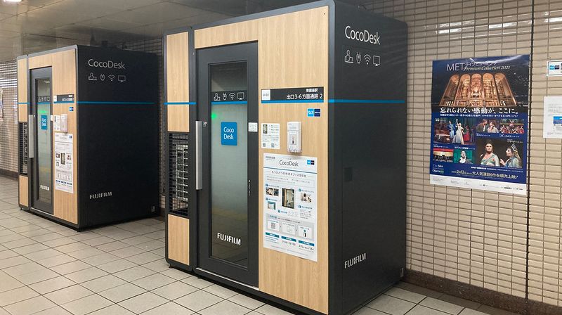 [UI-02] 東銀座駅　出口3-6方面通路　２番ブースの外観 - CocoDesk [UI-02] 東銀座駅　出口3-6方面通路　２番ブース CocoDesk [UI-02]の室内の写真