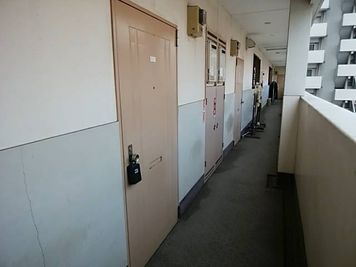4階通路側 - 小倉アート貸し会議室 徒歩4分12名可、綺麗でテレワークに最適 最大12名、テレワーク最適スペースのその他の写真