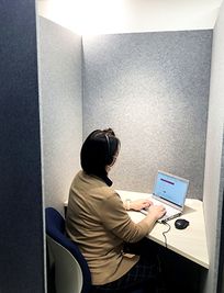 池袋コワーキングスペースFOREST オンラインン通話専用ブース席の室内の写真
