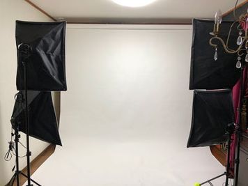 白背景紙、黒背景紙（各幅180cm）。LED照明ソフトボックス6脚 - studio THE SHARAKU 五反田・戸越エリアの自然光の入るハウス撮影スタジオの設備の写真