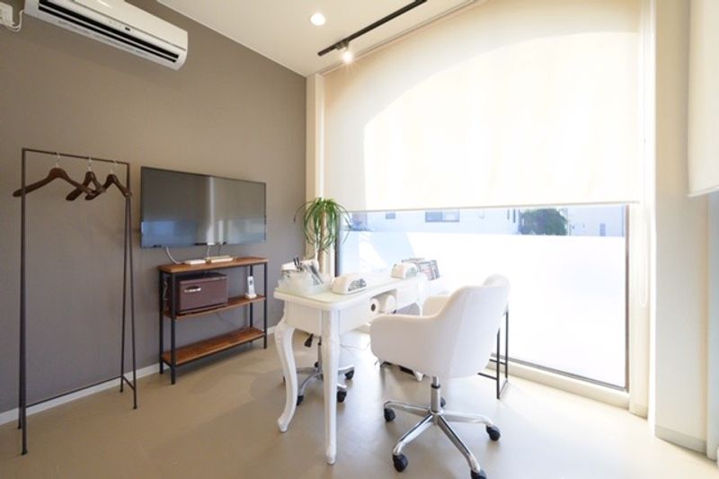 ガラス張りの明るいレンタルサロン - レンタルサロンCRYSTAL