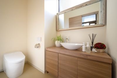 お手洗い - レンタルサロンCRYSTAL ガラス張りの明るいレンタルサロンの室内の写真