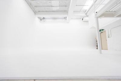 ３面クロマキー、３面黒ホリ、ドラムを使ったMV、同録撮影可能。 - スタジオコトブキ