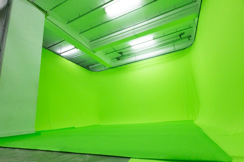 大型の白ホリ＋廃墟風スペースのレンタル撮影スタジオ - スタジオキコリ