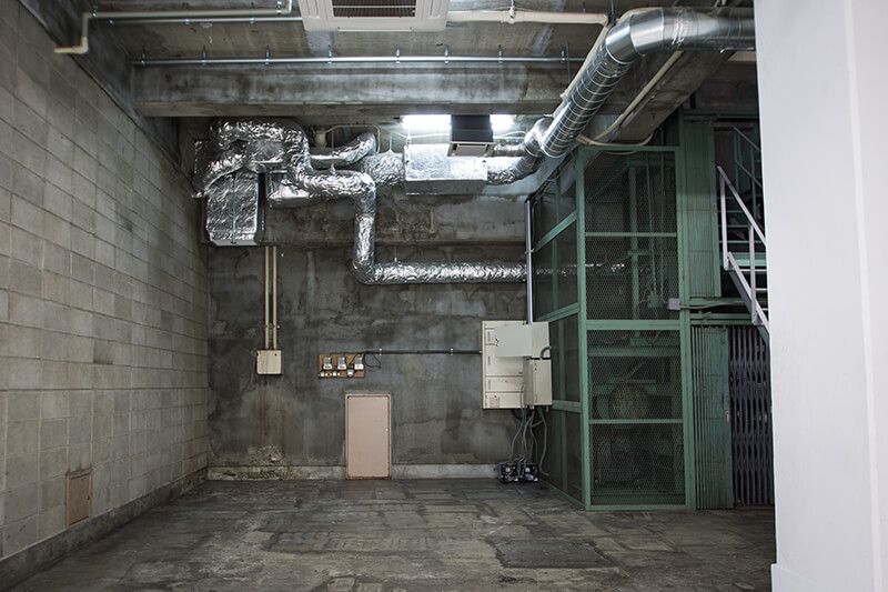 大型の白ホリ＋廃墟風スペースのレンタル撮影スタジオ - スタジオキコリ