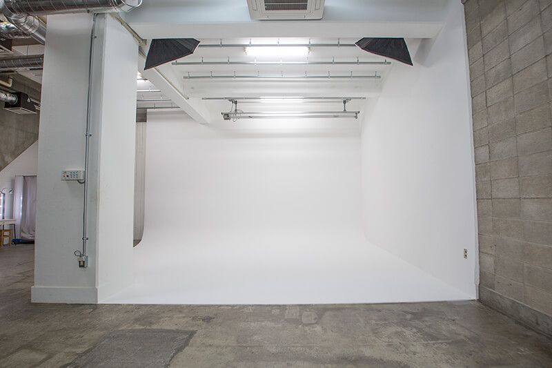 スタジオキコリ 大型の白ホリ＋廃墟風スペースのレンタル撮影スタジオの室内の写真
