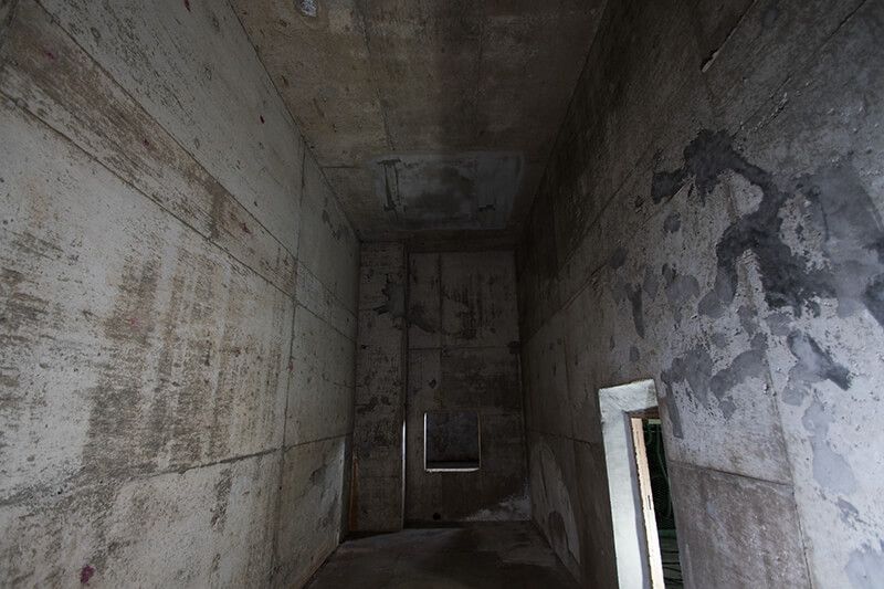 大型の白ホリ＋廃墟風スペースのレンタル撮影スタジオ - スタジオキコリ