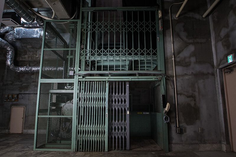 大型の白ホリ＋廃墟風スペースのレンタル撮影スタジオ - スタジオキコリ