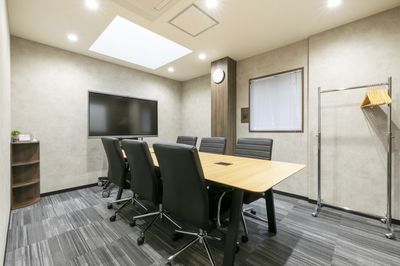 室内にはWEB会議対応のモニターあり★ - ビズコンフォート仙台クリスロード 6名用会議室の設備の写真