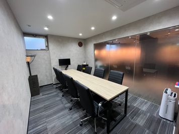 広々とした完全個室の会議室⭐ - BIZcomfor仙台クリスロード 8名用会議室の設備の写真