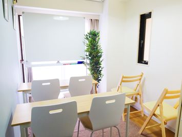 教室レイアウト6人掛け - TEAM MEETING I SHIBUYA 貸し会議室、レンタルスペース、6名利用可の室内の写真