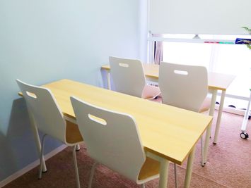 教室レイアウト机、椅子 - TEAM MEETING I SHIBUYA 貸し会議室、レンタルスペース、6名利用可の室内の写真