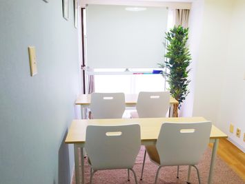 教室レイアウト - TEAM MEETING I SHIBUYA 貸し会議室、レンタルスペース、6名利用可の室内の写真