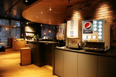炭酸水やソフトドリンク、コーヒーなど各種ドリンクサーバー完備 - 東邦オフィス福岡天神 フィットネスルーム⑥名シェアプランの室内の写真